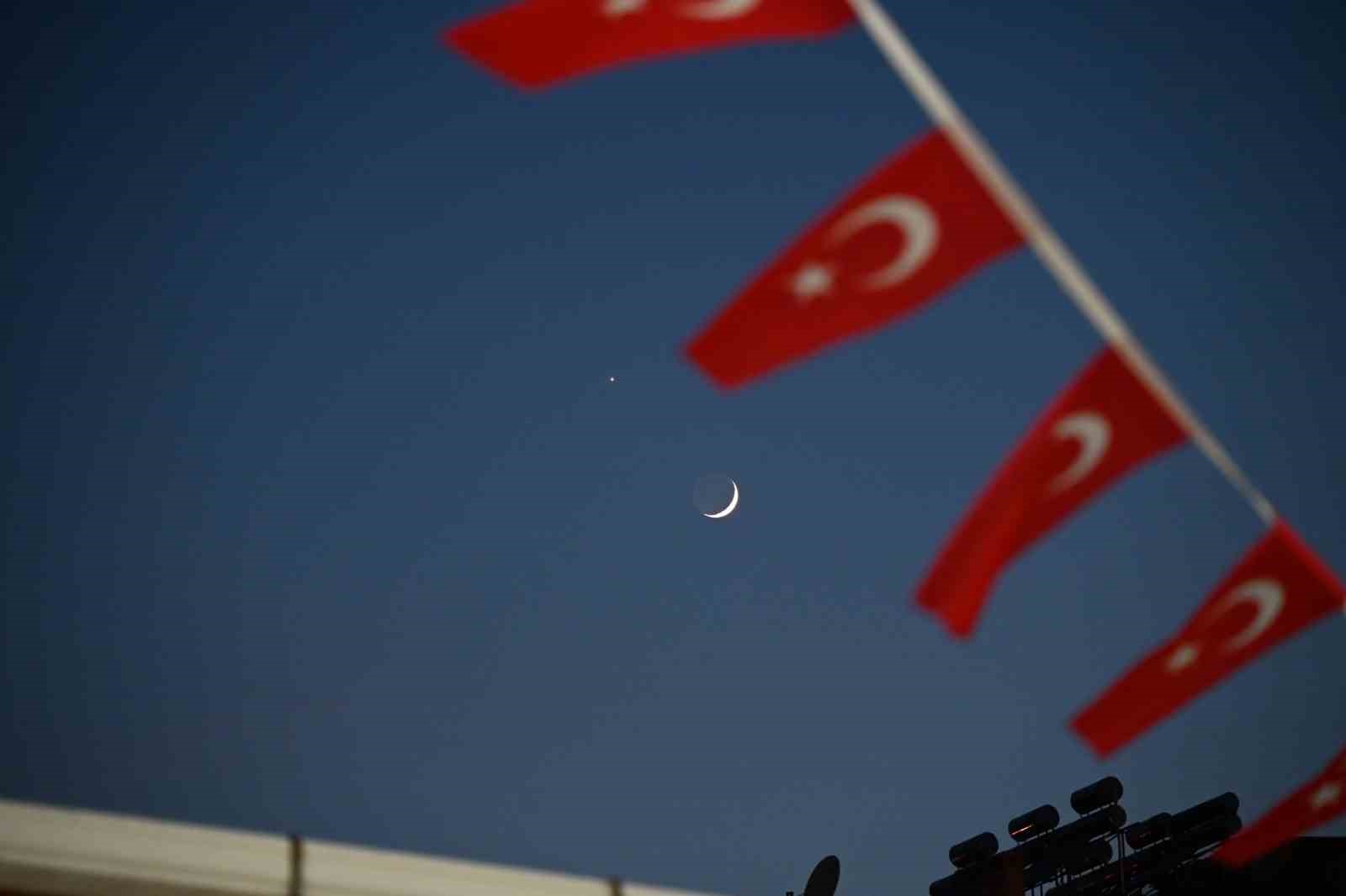 Demirci semalarında mest eden görüntü: Hilal ve yıldız yan yana
