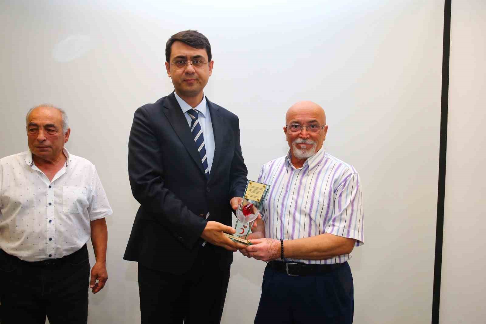 Uşak’ta kan bağışçılarına plaket taktim edildi
