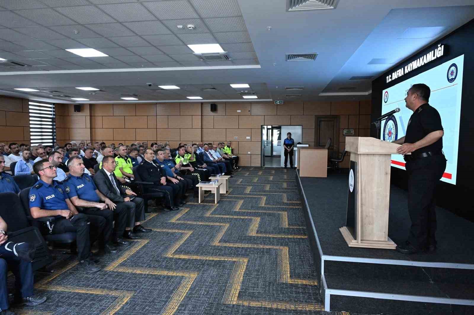 Emniyet Müdürü Arıbaş, Bafra’da toplu taşıma sektörü temsilcileri ile toplantı yaptı
