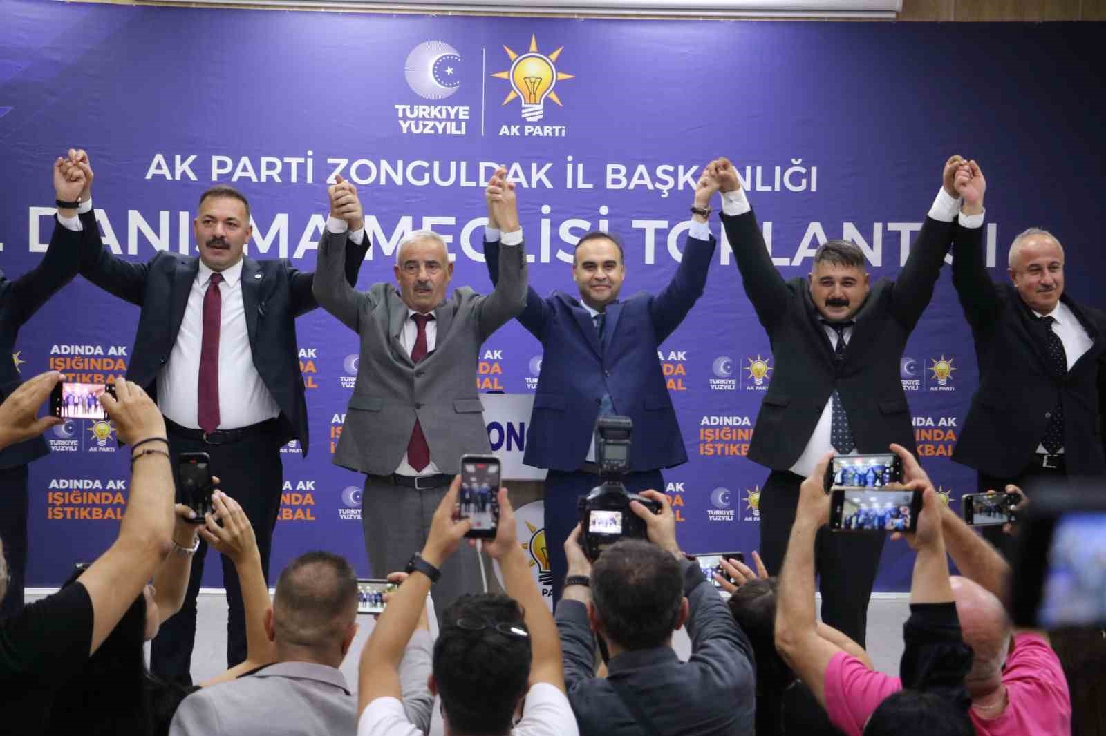 CHP’den istifa eden iki meclis üyesi AK Parti’ye geçti, rozetleri Bakan Kacır taktı
