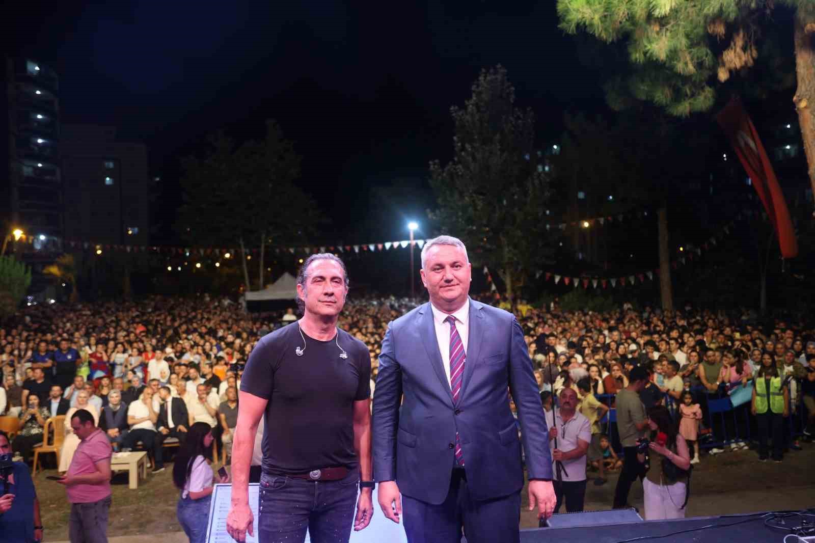 Osmaniye’de Kıraç konserine binlerce kişi akın etti
