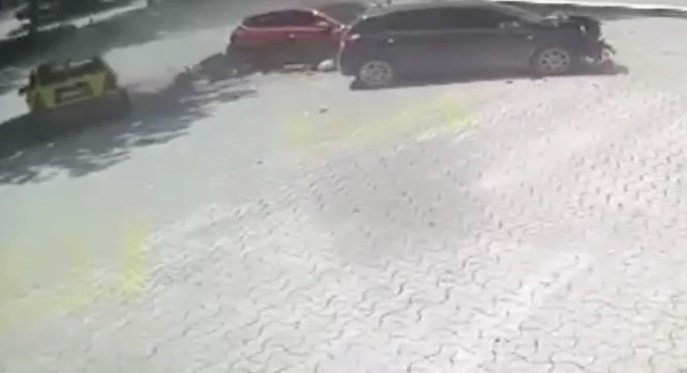 Ticari taksinin anne ile kızına çarptığı kazanın görüntüsü ortaya çıktı
