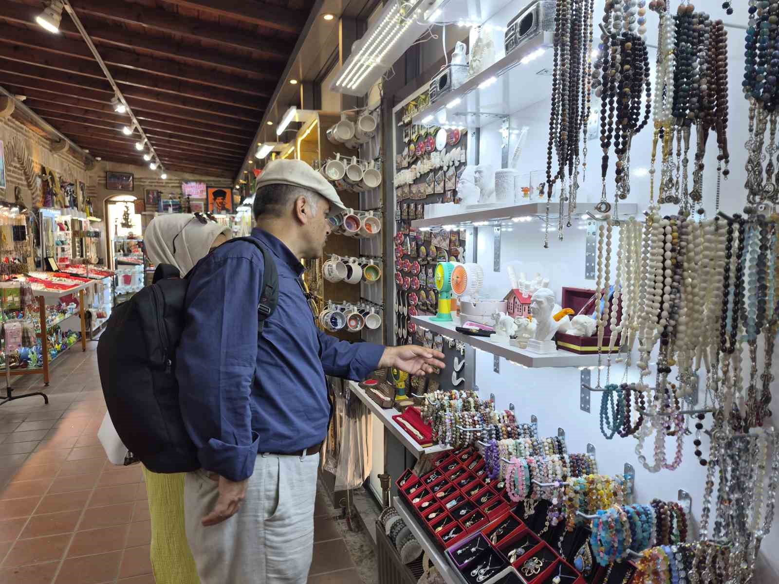 Tarihi külliyedeki lüle taşı stantlarında turist hareketliliği
