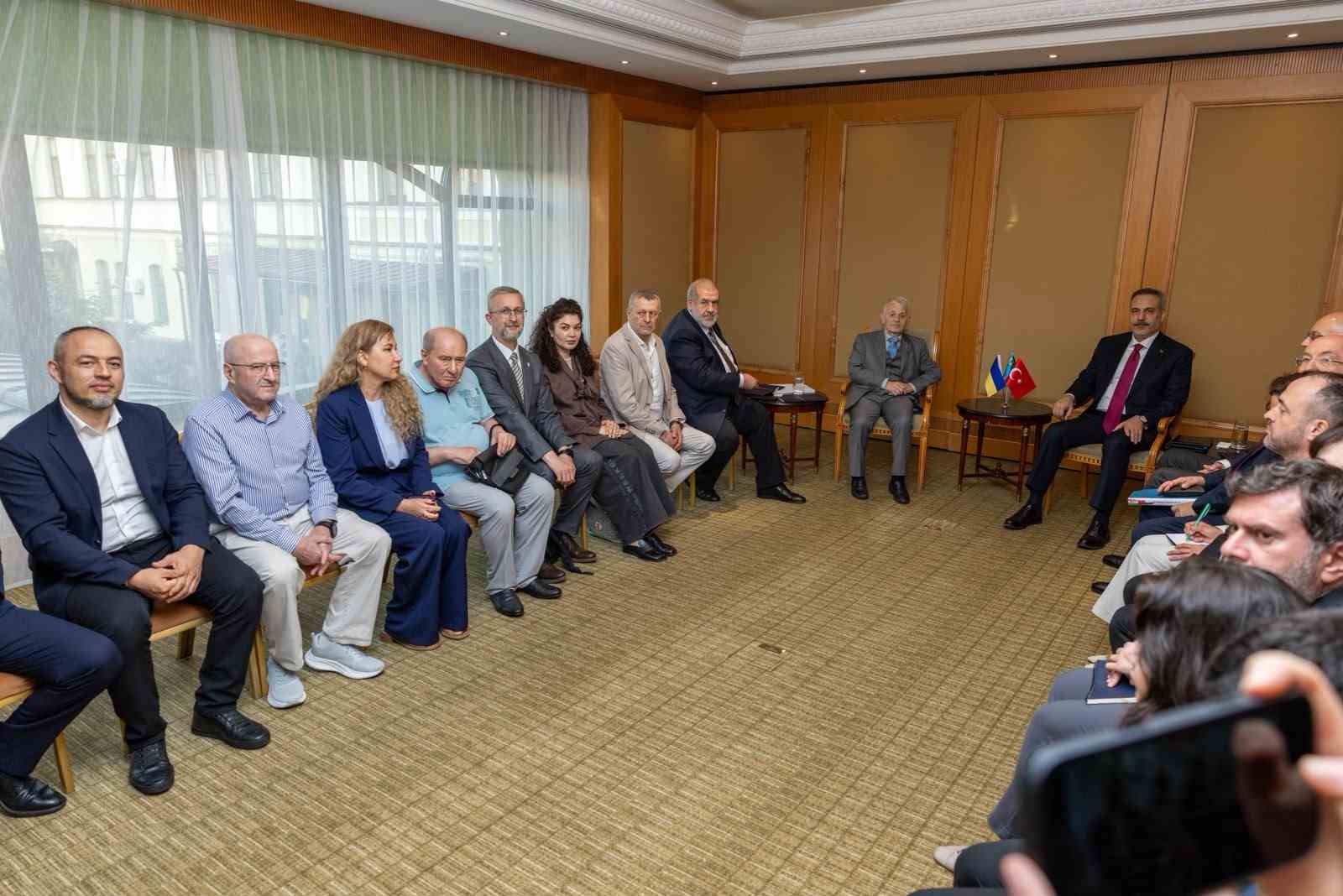 Bakan Fidan, Kırım Tatarlarının milli lideri Kırımoğlu ve KTMM Başkanı Çubarov ile bir araya geldi
