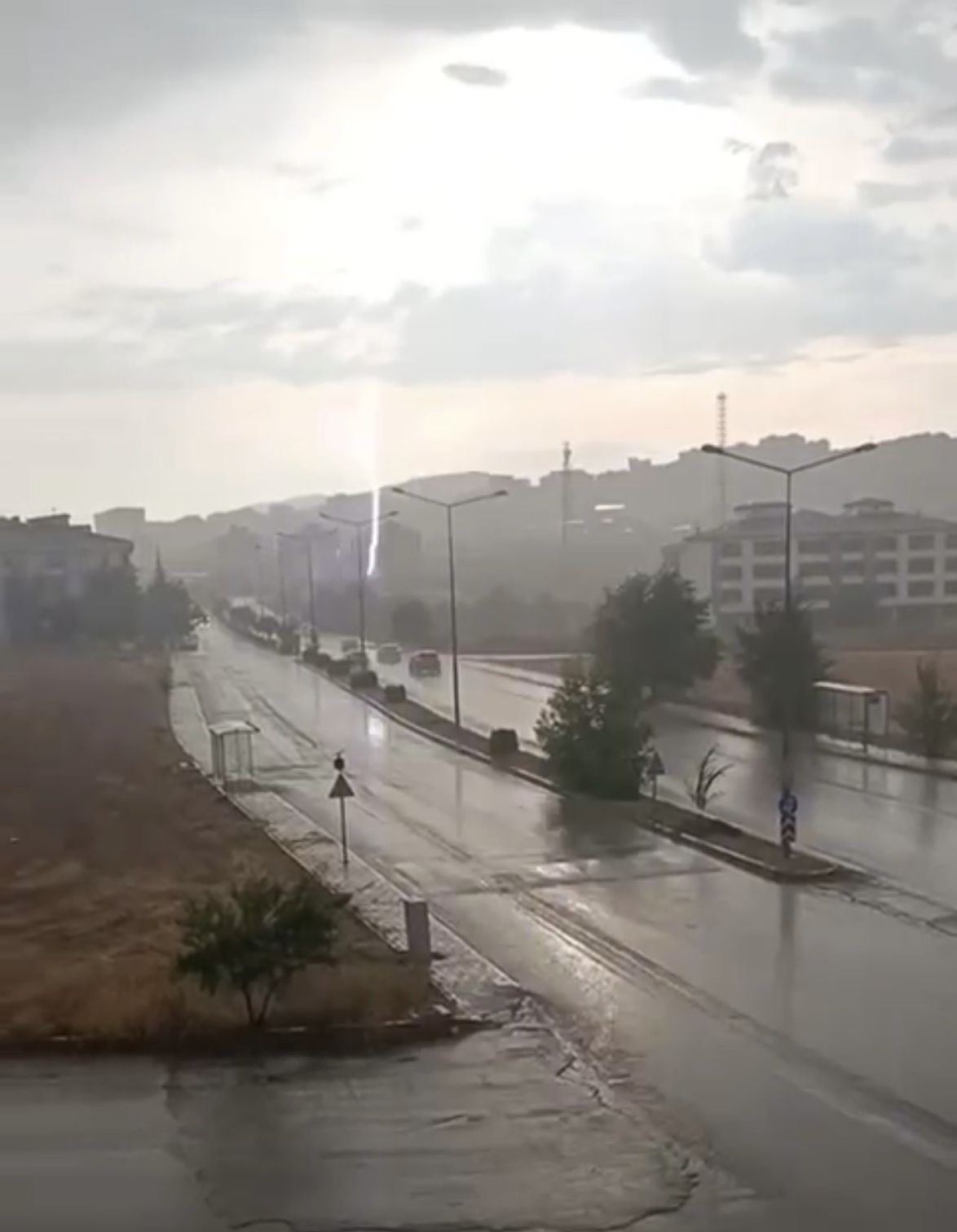 Elazığ’da yıldırım düşme anı kamerada
