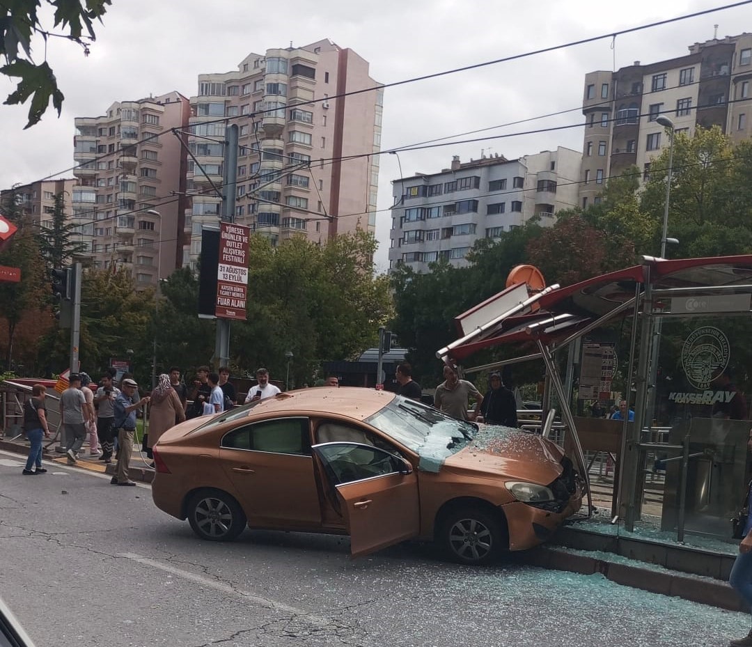 Otomobil tramvay durağına girdi, bekleyenler kıl payı kurtuldu
