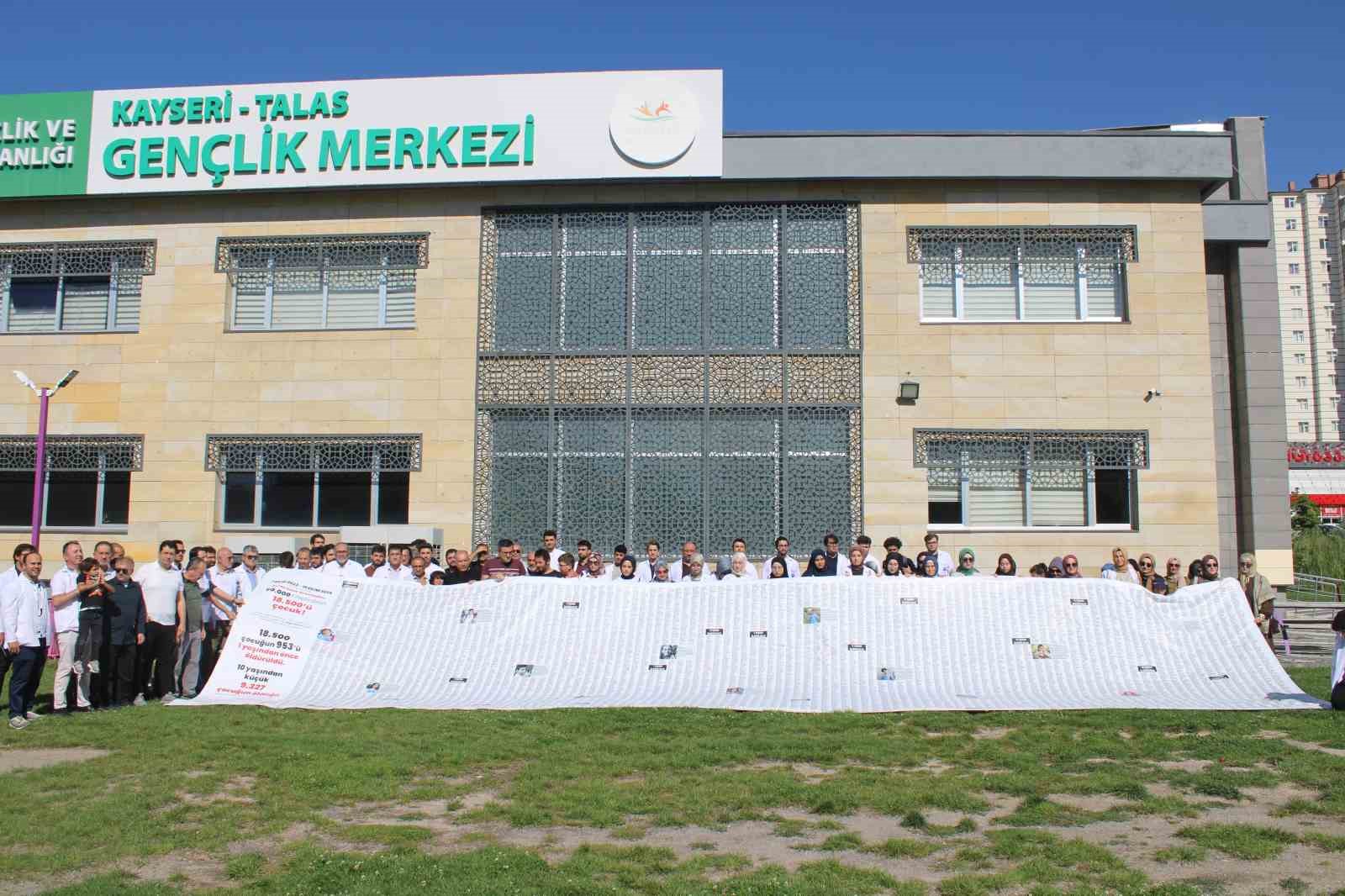 Gazze’de ölen çocukların ismi 12 metre uzunluğundaki pankarta sığmadı
