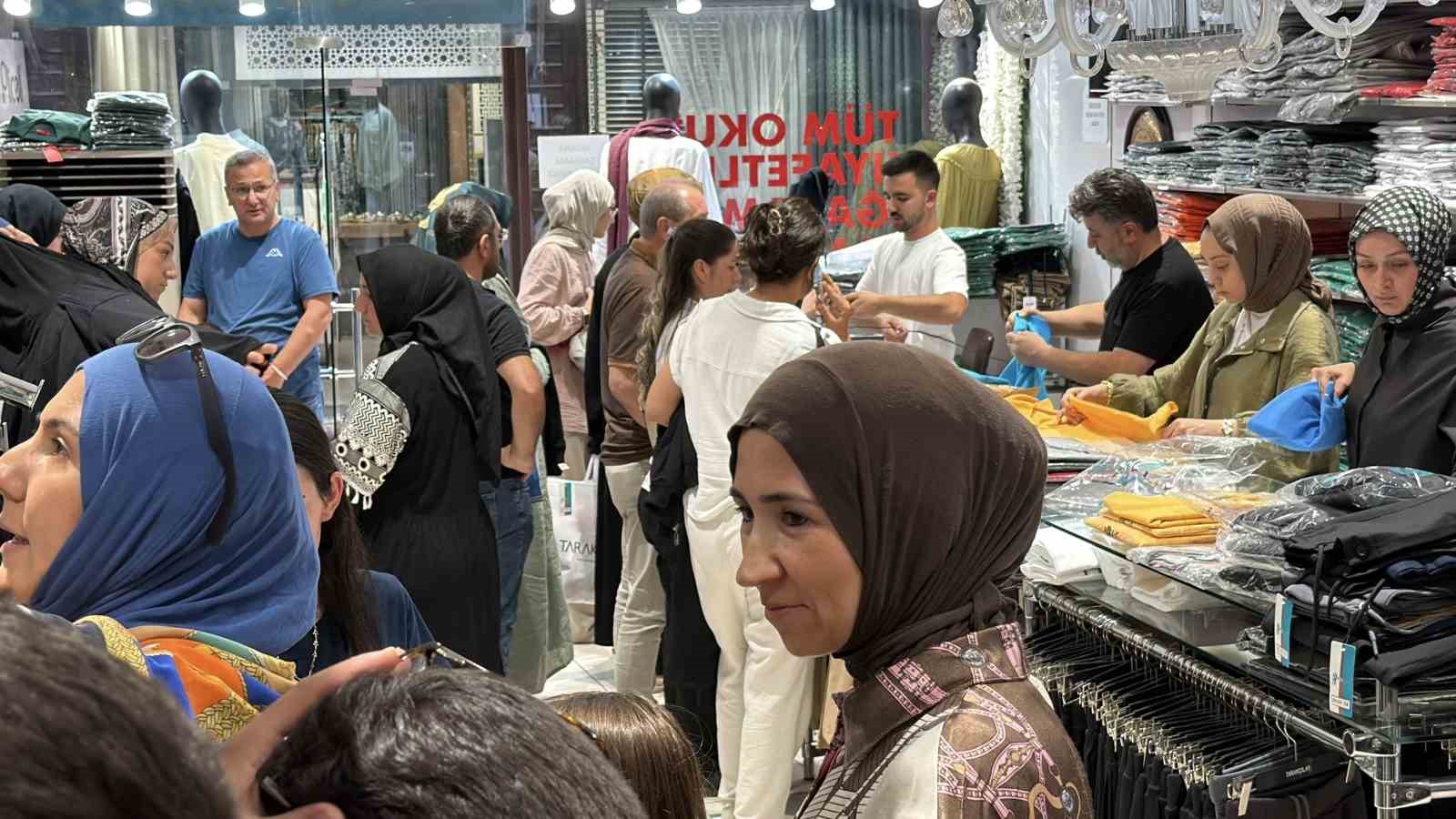 Bolu’da aileler okul öncesi alışverişinde: İğne atsan yere düşmez
