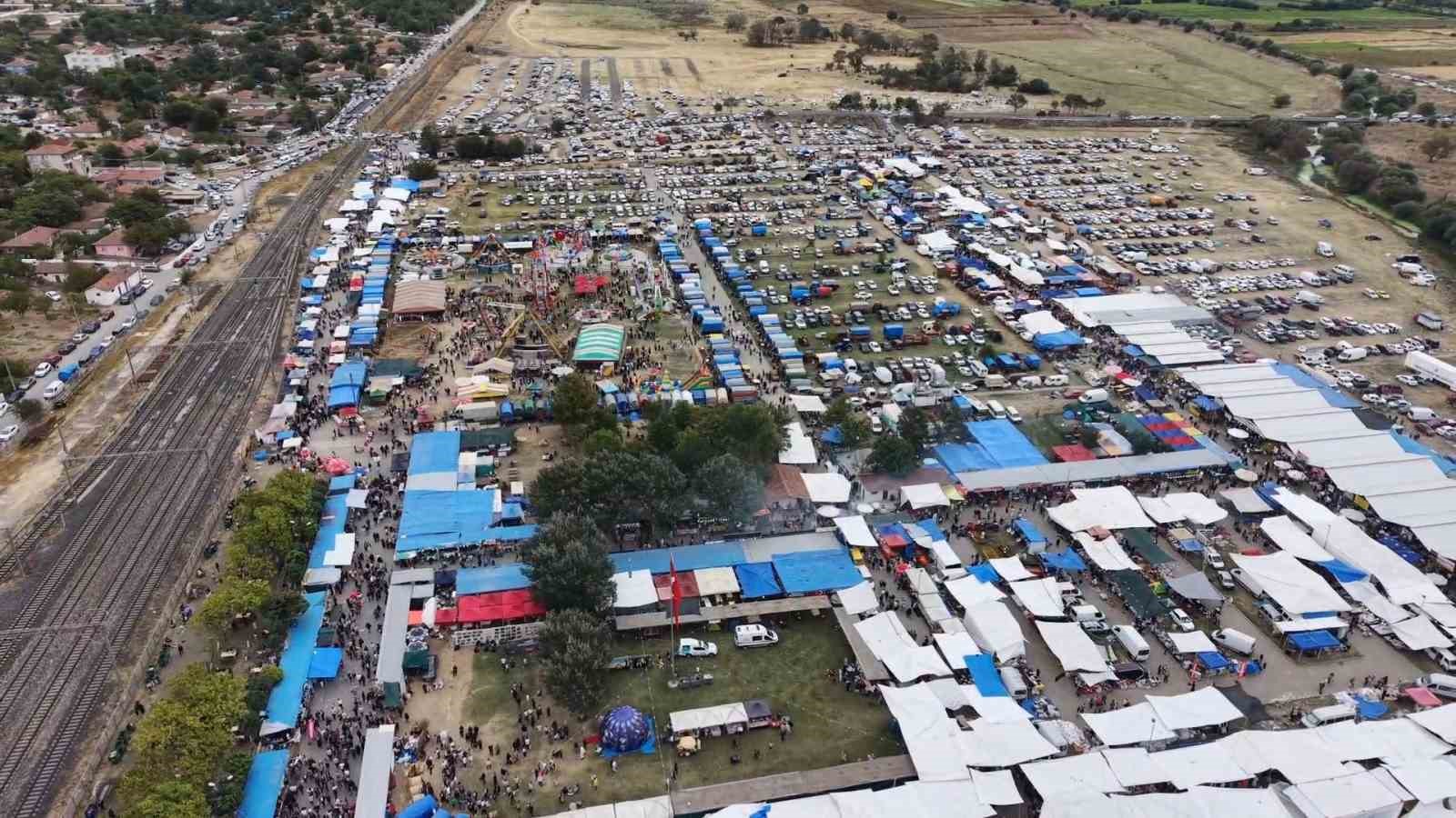 Bin 700 nüfuslu ilçeyi 400 bin kişi ziyaret etti
