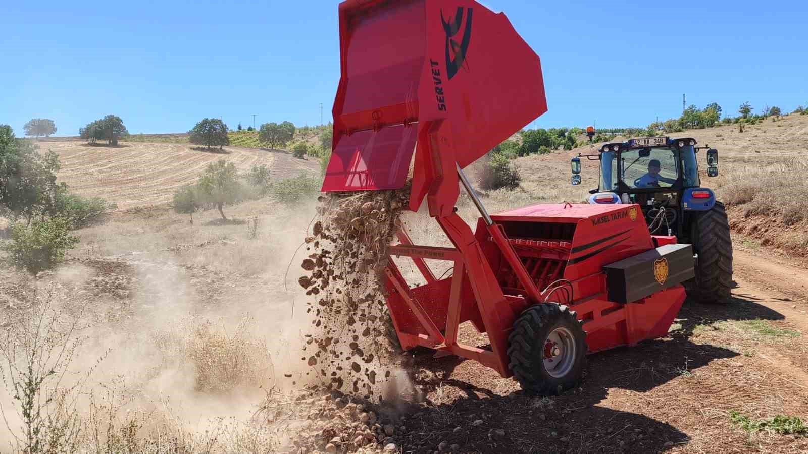 Bozkır’da taşsız topraklar için makineler hizmette
