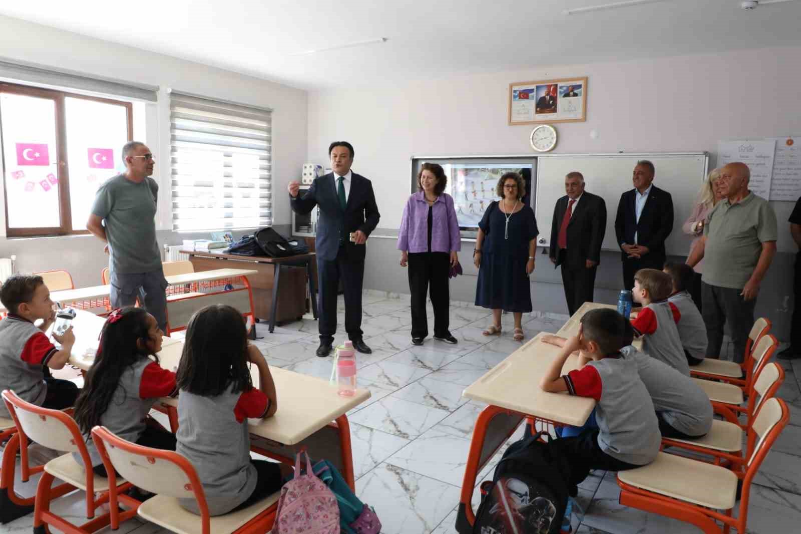 Tunceli’de öğrencilere 500 paket kırtasiye desteği
