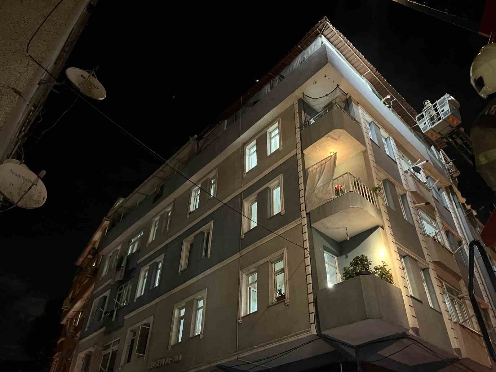 Zeytinburnu’nda binanın bodrum katında yangın: 5 kişi dumandan etkilendi
