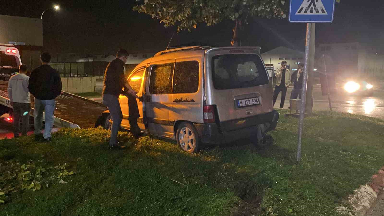 Bursa’da kontrolden çıkan araç ağaca çarptı: 2 yaralı
