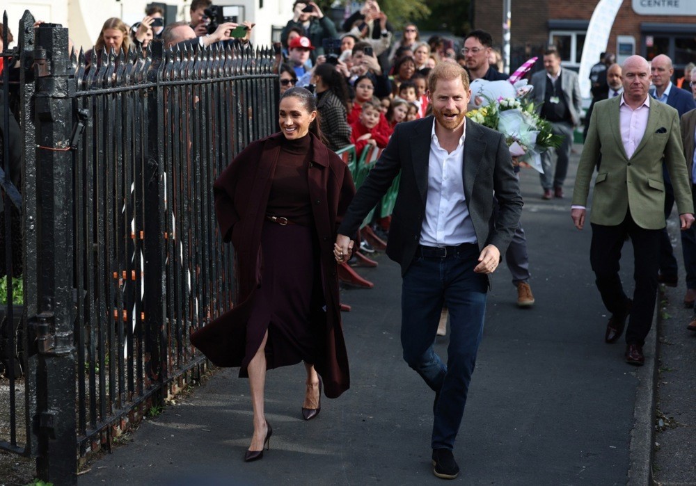 İngiltere’ye dönen Prens Harry ve Megan, ilk kez kamuoyu önüne çıktı
