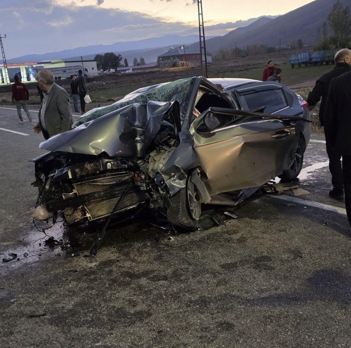 Karlıova’da otomobil direğe çarptı: 3 yaralı
