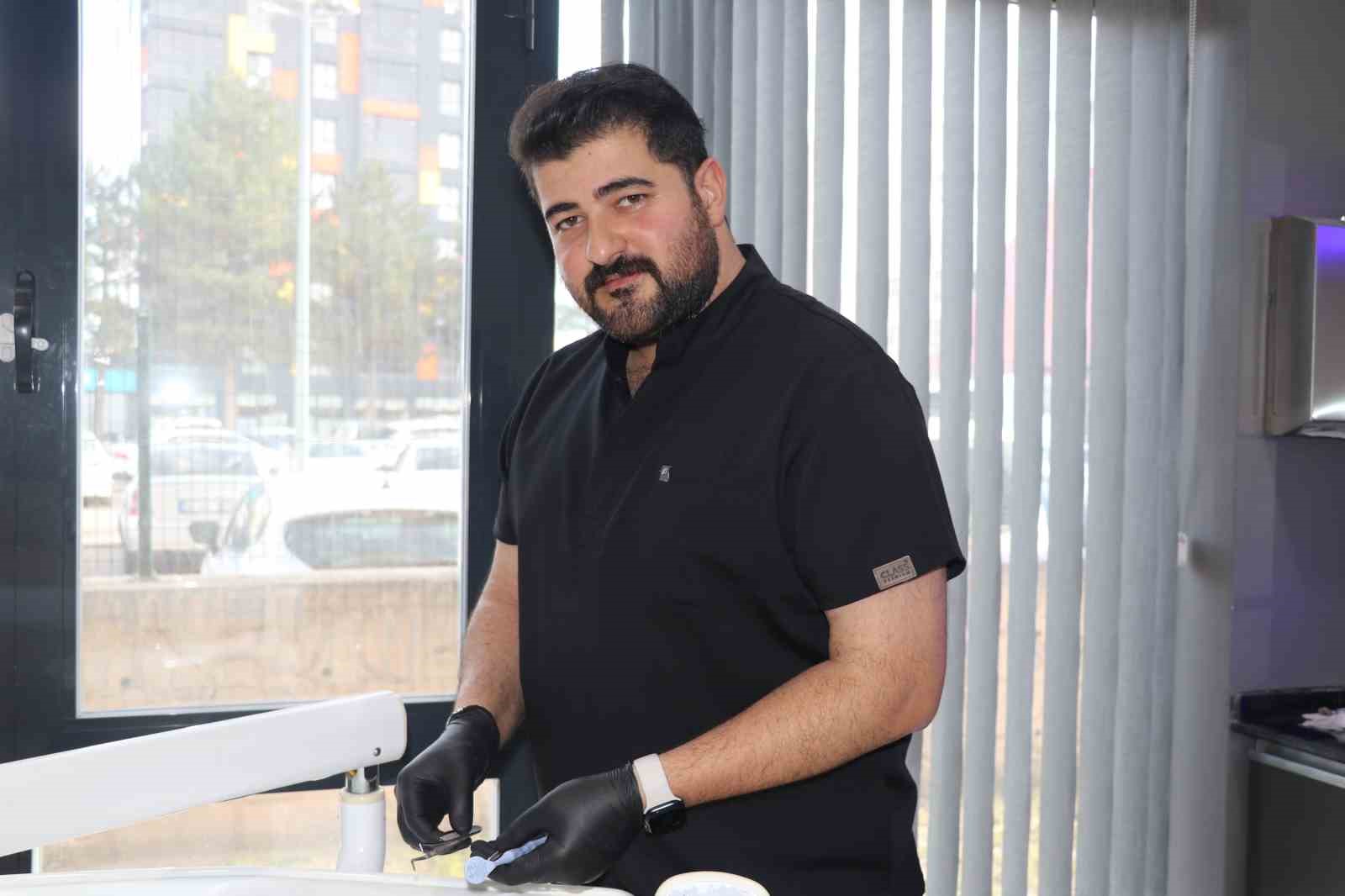 Fotoğraf çektirmek isteyenler hastası oluyor, Sivas’ta bir diş hekimi Eypio’ya benzerliği ile dikkat çekiyor
