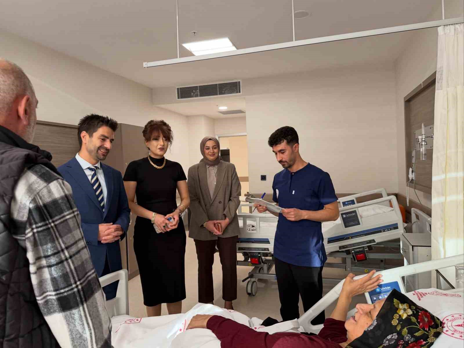 Mengücek Gazi EAH yönetiminden Hasta Hakları Günü’nde hasta ziyareti
