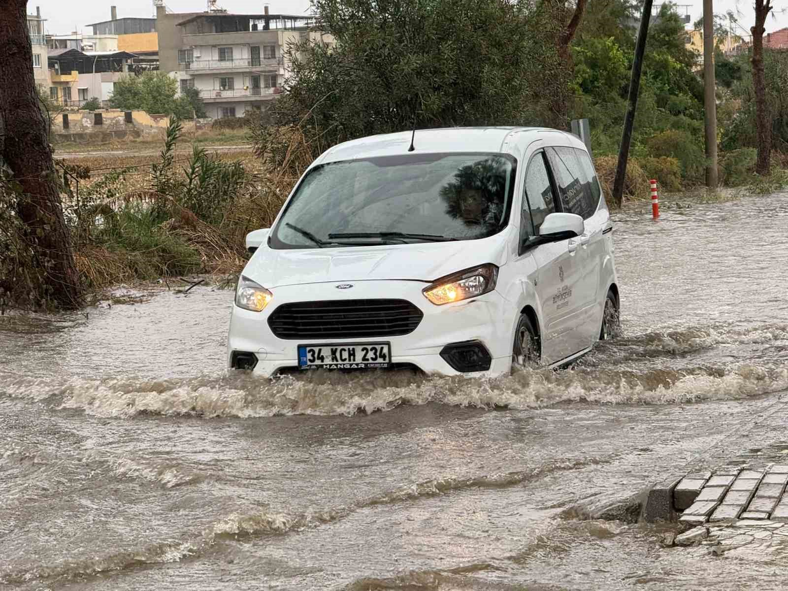 İncirliova’da yağış etkili oldu, yollar göle döndü

