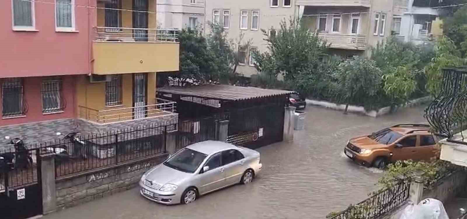 Fethiye’de sağanak yağış hayatı olumsuz etkiledi
