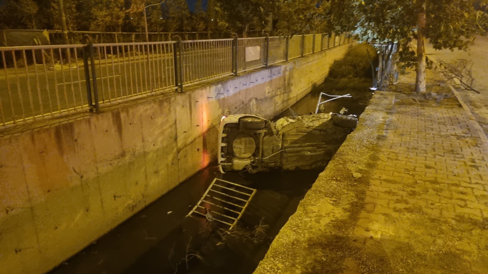 Kayseri’de otomobil kanala uçtu: 2 yaralı
